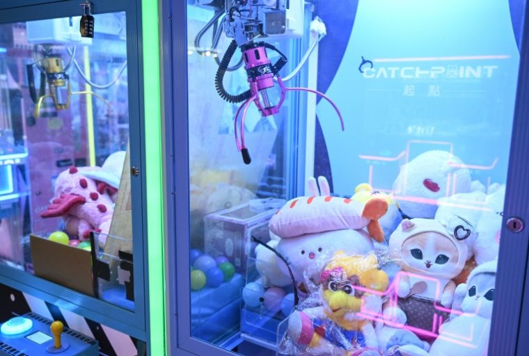Une machine à pinces dans un centre commercial de Hong Kong le 11 mai 2026 ( AFP / Peter PARKS )