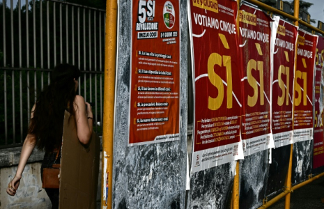 Des affiches de campagne appelant à voter pour un référendum, le 5 juin 2025 à Rome ( AFP / Filippo MONTEFORTE )
