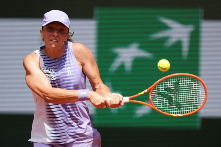 La Polonaise Iga Swiatek face à sa compatriote Magda Linette, le 29 mai 2026 à Roland-Garros ( AFP / Dimitar DILKOFF )