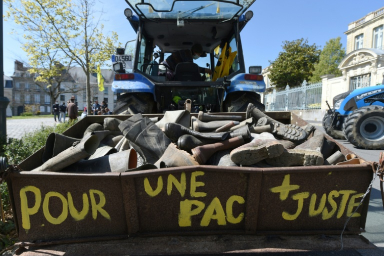 Un agriculteur de la Confédération paysanne à bord de son tracteur lors d'une manifestation contre la PAC le 13 avril 2021, à Rennes ( AFP / JEAN-FRANCOIS MONIER              )