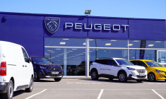 Une concession Peugeot, marque du groupe Stellantis (Crédit:  / Adobe Stock)