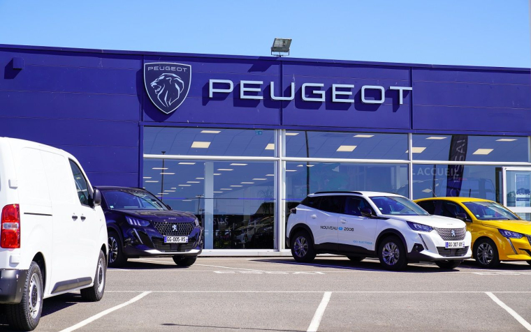Une concession Peugeot, marque du groupe Stellantis (crédit photo : Adobe Stock /  )