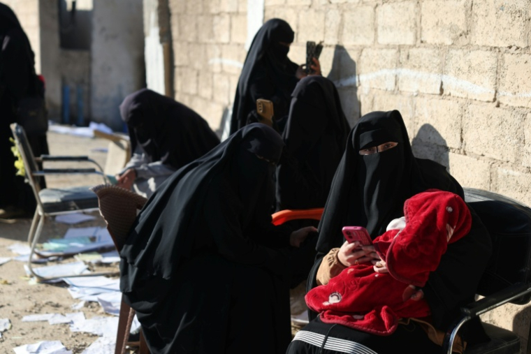 Des enfants et des femmes, proches de djihadistes présumés de l'État islamique, à l'intérieur du camp d'Al-Hol, dans la province de Hassaké, au nord-est de la Syrie, le 21 janvier 2026 ( AFP / OMAR HAJ KADOUR )