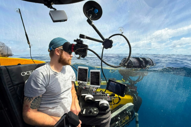 Le directeur de la photographie d'OceanX Adam Wolfbrandt refait surface avec son submersible Nadir le 9 janvier 2026 au large de l'île de Sulawesi, en Indonésie ( AFP / Sara HUSSEIN )