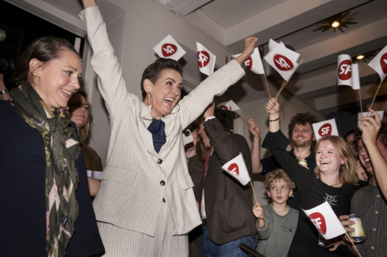 Pia Olsen Dyhr, présidente du Parti populaire socialiste, célèbre avec ses partisans la victoire après la publication des premiers sondages de sortie des urnes pour les législatives à Copenhague, au Danemark, le 24 mars 2026 ( Ritzau Scanpix / Liselotte Sabroe )