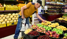 Un homme achète des abricots à Erevan, le 4 juillet 2026. ( AFP / KAREN MINASYAN )