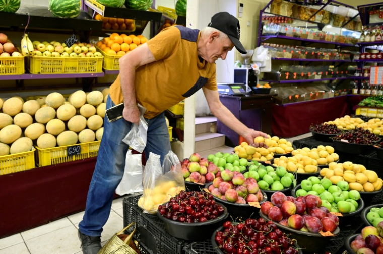 Un homme achète des abricots à Erevan, le 4 juillet 2026. ( AFP / KAREN MINASYAN )