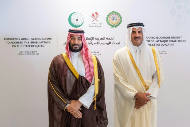Une photo fournie par l'agence de presse officielle saoudienne SPA montre le prince héritier d'Arabie saoudite Mohammed ben Salmane et l'émir du Qatar cheikh Tamim ben Hamad Al-Thani lors du sommet arabe-islamique à Doha, le 15 septembre 2025 ( Saudi Press Agency / - )