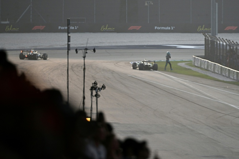 George Russell sort de sa voiture en panne à Sepang, Malaisie, le 4 octobre 2026 ( AFP / Jade Gao )