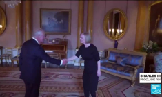 « God save the King » ! Le nouveau roi Charles III acclamé par la foule