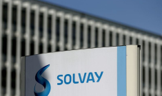 Photo d'archives du logo du groupe chimique belge Solvay à son siège à Bruxelles