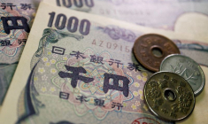 Photo d'illustration des pièces de monnaie et des billets en yens japonais