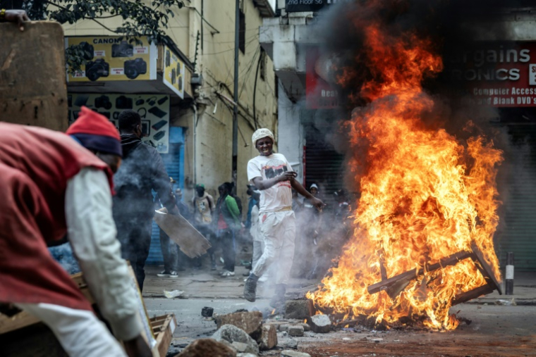 Des manifestants brûlent des barricades à Nairobi, le 25 juin 2025 au Kenya ( AFP / Luis TATO )