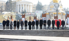 Le président ukrainien Zelensky et des dirigeants visitent un mémorial improvisé, à Kyiv