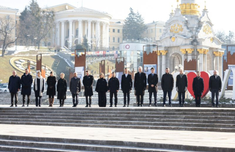 Le président ukrainien Zelensky et des dirigeants visitent un mémorial improvisé, à Kyiv