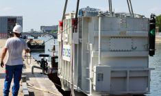 Livraison d'un nouveau transformateur pour le réseau électrique Enedis, au port de Tolbiac, à Paris, le 22 juin 2026. ( AFP / Mehdi FEDOUACH )