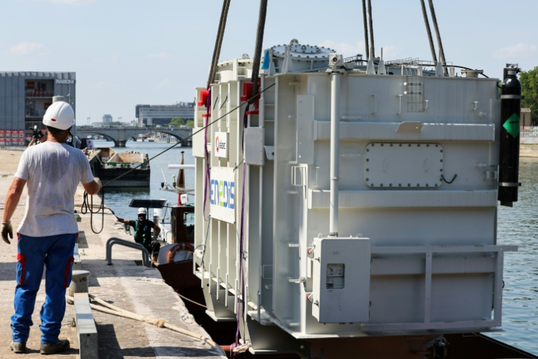 Ce cube, fabriqué au Portugal, "a été acheminé par voies maritimes et fluviales" via la Belgique et jusqu'au port parisien de Tolbiac "sur 2.500km", a indiqué Enedis. ( AFP / Mehdi FEDOUACH )
