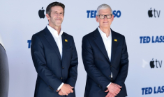 John Ternus (g) et Tim Cook assistent à la première de la saison 4 de la série "Ted Lasso" d'Apple TV, le 27 juillet 2026 à Los Angeles, en Californie ( AFP / VALERIE MACON )
