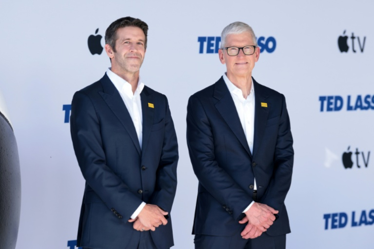 John Ternus (g) et Tim Cook assistent à la première de la saison 4 de la série "Ted Lasso" d'Apple TV, le 27 juillet 2026 à Los Angeles, en Californie ( AFP / VALERIE MACON )
