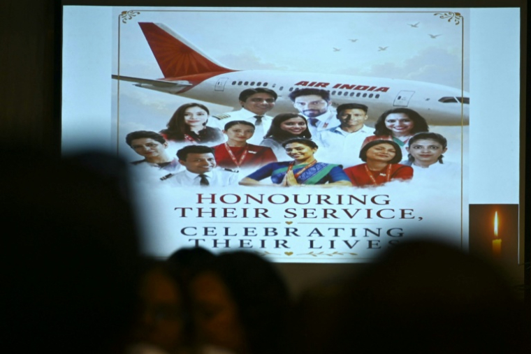 Les proches des membres d'équipage de l'avion de la compagnie Air India, victime d'un accident lors du vol 171, rendent hommage lors d'une cérémonie commémorative organisée à l'occasion du premier anniversaire de la catastrophe, à Mumbai, le 12 juin 2026.  ( AFP / Indranil Mukherjee )