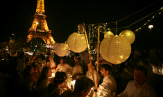 Des centaines de convives habillés en blanc se rassemblent au Trocadéro, face à la Tour Eiffel, pour un dîner géant secret de dernière minute dans le centre de Paris, le 18 juin 2026 ( AFP / Alain JOCARD )