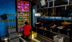 Un salarié d'Amazon s'occupe de paquets dans l'entrepôt de l'entreprise à Brétigny-sur-Orge, en Essonne, le 22 novembre 2023 ( AFP / Dimitar DILKOFF )