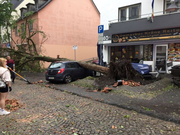 DE VIOLENTES TEMPÊTES FRAPPENT L'ALLEMAGNE, UN MORT ET 40 BLESSÉS