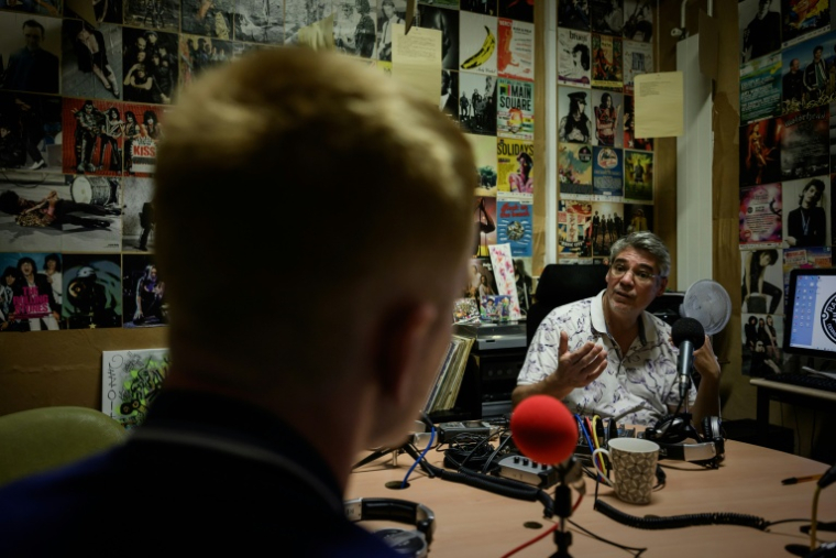 L'infirmier Thomas Gerbaud parle avec un patient dans le studio de Radio Pinpon, à l'hôpital de Niort le 21 septembre 2026 ( AFP / Philippe LOPEZ )