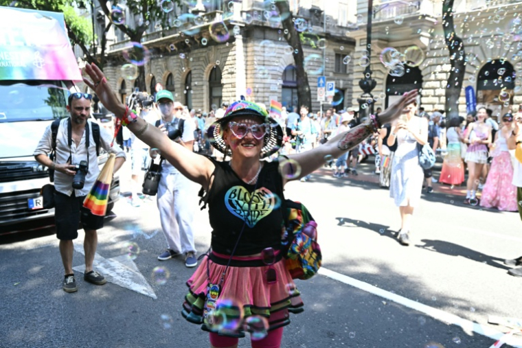 Des participants à la marche des fiertés à Budapest, 27 juin 2026 en Hongrie ( AFP / Attila KISBENEDEK )