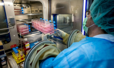Un employé du Centre hospitalier universitaire vaudois (CHUV), le 13 janvier 2026 à Epalinges, en Suisse, où sont produits des échantillons de peau pour les grands brûlés de l'incendie de Crans-Montana ( AFP / Fabrice COFFRINI )