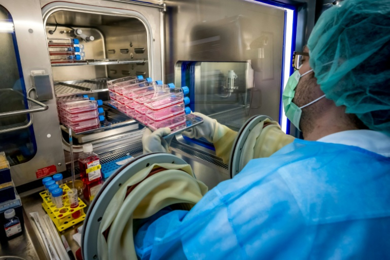 Un employé du Centre hospitalier universitaire vaudois (CHUV), le 13 janvier 2026 à Epalinges, en Suisse, où sont produits des échantillons de peau pour les grands brûlés de l'incendie de Crans-Montana ( AFP / Fabrice COFFRINI )