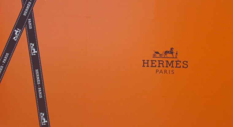 Le titre du groupe de luxe gagne 10% sur un an. (© Hermès)