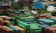 Un camion transportant un conteneur d'expédition est garé dans un entrepôt à Navi Mumbai