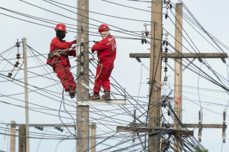 Travaux de maintenance sur des lignes électriques dans le district laotien de Hadxayfong, près de Vientiane, le 22 août 2026   ( AFP / - )