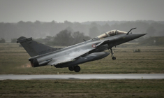 Un Rafale au décollage de la base aérienne 120 de Cazaux, en Gironde, le 29 janvier 2026 ( AFP / Philippe LOPEZ )