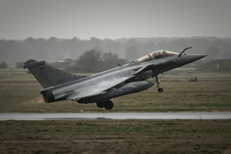 Un Rafale au décollage de la base aérienne 120 de Cazaux, en Gironde, le 29 janvier 2026 ( AFP / Philippe LOPEZ )