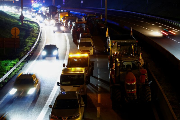 Les agriculteurs manifestent contre l'accord de libre-échange entre l'UE et le Mercosur, près de Paris