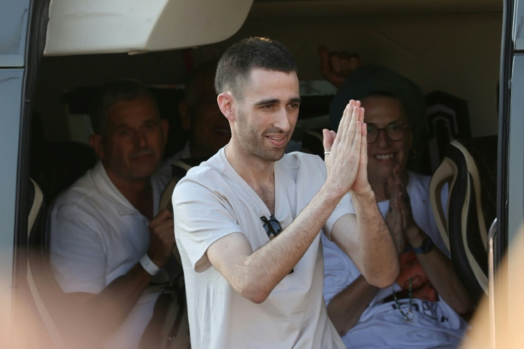 L'otage israélien Avinatan Or salue la foule le 13 octobre 2025 à son arrivée au Rabin Medical Centre de Petah Tikva peu après sa libération. ( AFP / GIL COHEN-MAGEN )
