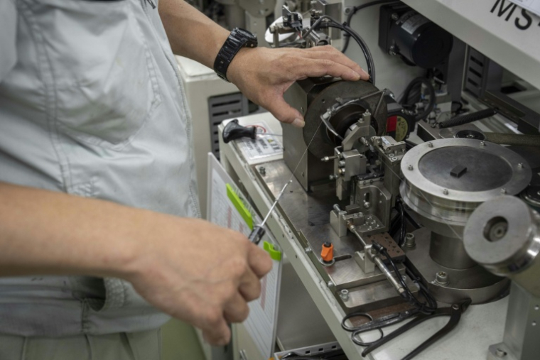 Mitsuwa Electric a remporté en 2022 un record mondial Guinness pour le plus fin fil métallique disponible sur le marché, d'un diamètre moitié plus mince qu'un cheveu ( AFP / Yuichi YAMAZAKI )