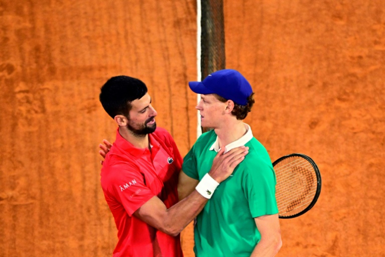 Jannik Sinner et Novak Djokovic après leur demi-finale de Roland-Garros à Paris le 6 juin 2025 ( AFP / JULIEN DE ROSA )