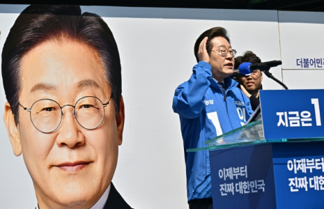 Le candidat à l'élection présidentielle du Parti démocrate de Corée du Sud, Lee Jae-myung, lors d'un meeting de campagne à Séoul, le 12 mai 2025 ( AFP / Anthony WALLACE )