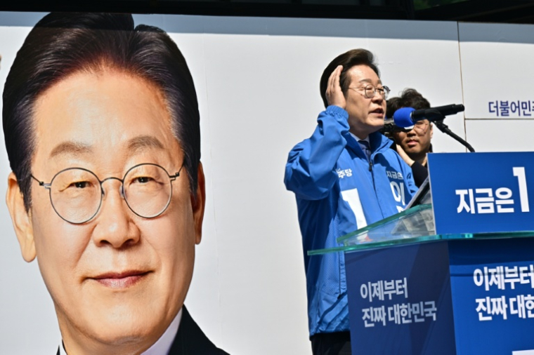 Le candidat à l'élection présidentielle du Parti démocrate de Corée du Sud, Lee Jae-myung, lors d'un meeting de campagne à Séoul, le 12 mai 2025 ( AFP / Anthony WALLACE )
