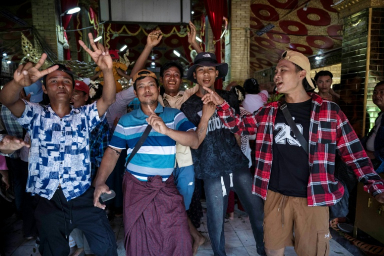 Des hommes festoient et dansent lors du festival annuel des esprits de Taungbyone dans la commune de Madaya, située dans la région de Mandalay, en Birmanie, le 26 août 2026 ( AFP / SAI AUNG MAIN )