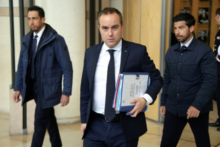 Le Premier ministre Sébastien Lecornu quitte le ministère des Finances de Bercy après une réunion ministérielle consacrée aux finances publiques, le 27 mars 2026 à Paris  ( AFP / Ludovic MARIN )