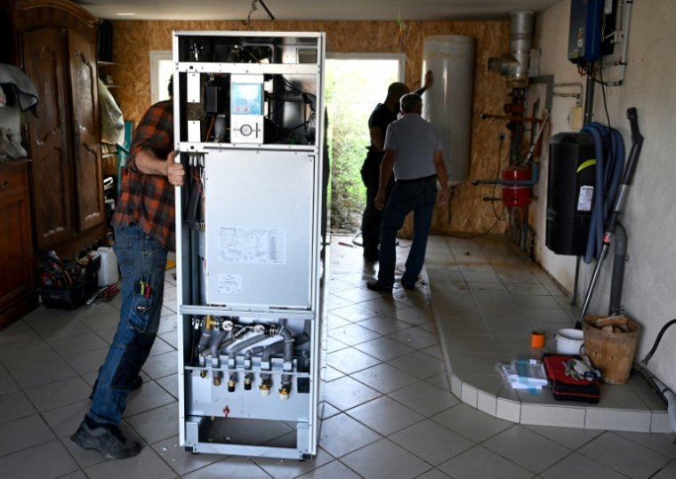 Installation d'une pompe à chaleur dans une maison à Saint-Dizier, le 2 octobre 2023 ( AFP / Damien MEYER )