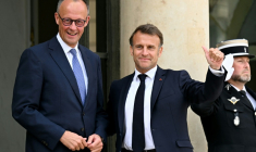 Le président français Emmanuel Macron (d) accueille le nouveau chancelier allemand Friedrich Merz à l'Elysée, à Paris, le 7 mai 2025 ( AFP / Bertrand GUAY )