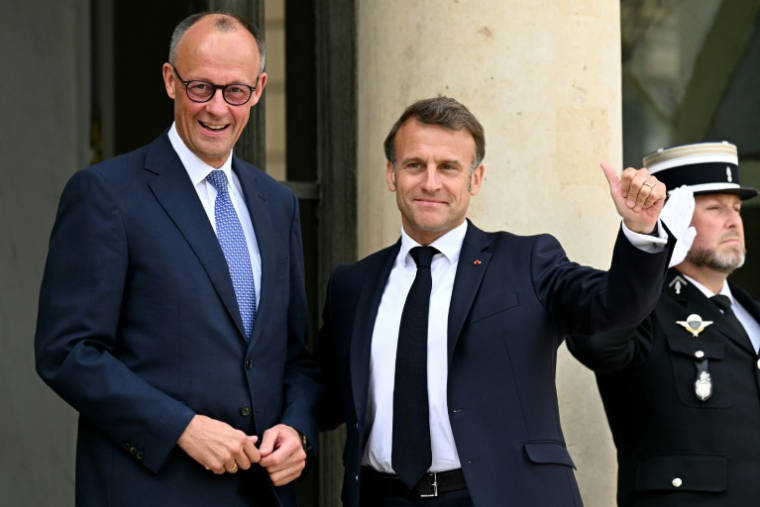 Le président Emmanuel Macron (d) accueille le nouveau chancelier allemand Friedrich Merz à l'Elysée, à Paris, le 7 mai 2025 ( AFP / Bertrand GUAY )