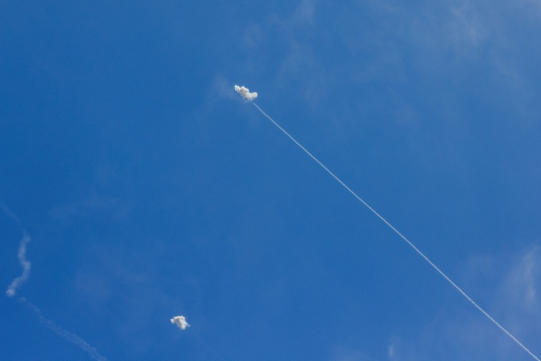 Un missile israélien Dôme de fer intercepte des projectiles, le 1er juin 2026, vu depuis la région de Haute Galilée, au nord d'Israël, le 1er juin 2026 ( AFP / Jalaa MAREY )
