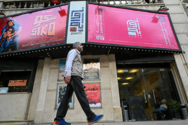Un homme passe devant le cinéma Zawya le 1er mai 2025 au Caire ( AFP / Khaled DESOUKI )