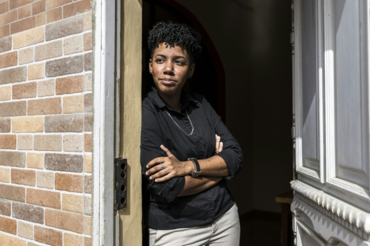 Janette de Graça, engagée dans un travail de sensibilisation sur les droits des personnes LGBT+, pose pour un portrait dans son appartement à Mindelo au Cap-Vert, le 30 mai 2026 ( AFP / PATRICK MEINHARDT )